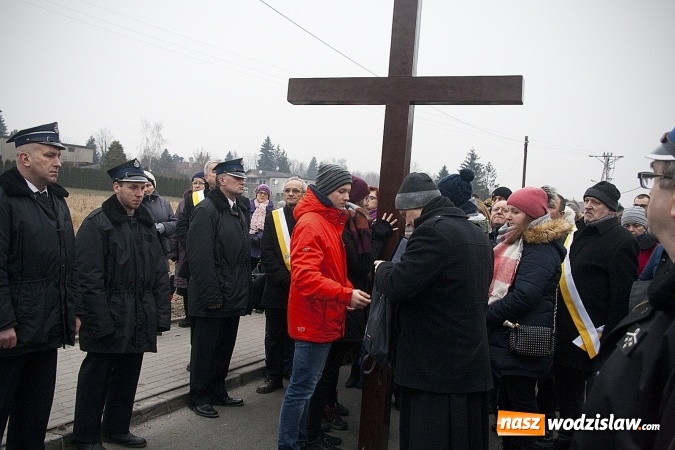 Zdjęcie w galerii na portalu naszwodzislaw.com: Do nieba z Ojcem Pio. Dziesiątki wiernych wzięło udział w Drodze Krzyżowej  wiadomości z regionu
