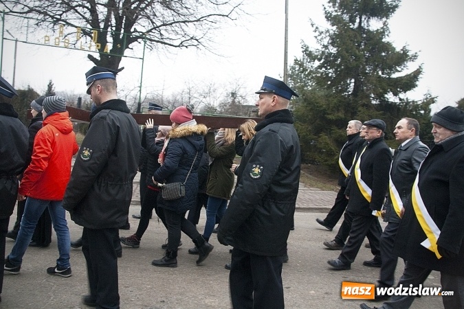 Zdjęcie w galerii na portalu naszwodzislaw.com: Do nieba z Ojcem Pio. Dziesiątki wiernych wzięło udział w Drodze Krzyżowej  wiadomości z regionu