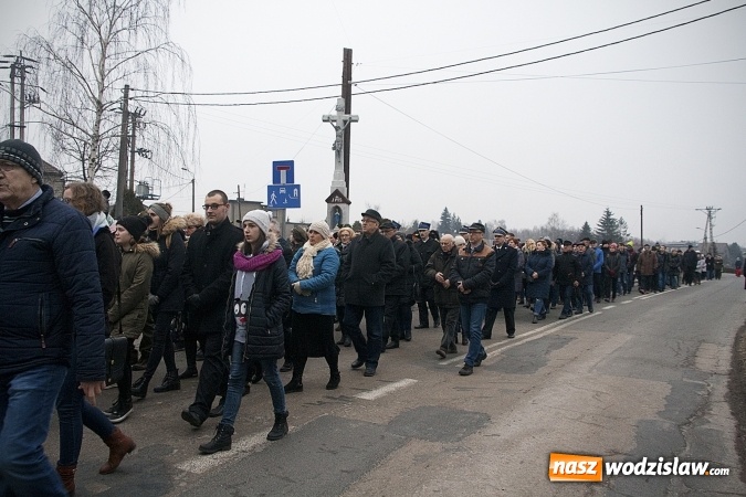 Zdjęcie w galerii na portalu naszwodzislaw.com: Do nieba z Ojcem Pio. Dziesiątki wiernych wzięło udział w Drodze Krzyżowej  wiadomości z regionu