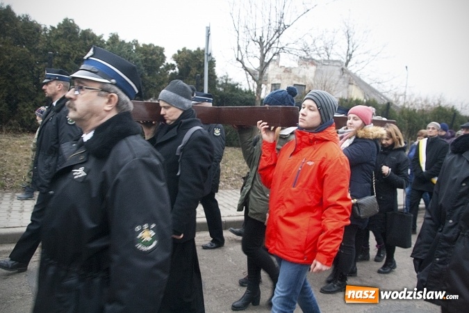 Zdjęcie w galerii na portalu naszwodzislaw.com: Do nieba z Ojcem Pio. Dziesiątki wiernych wzięło udział w Drodze Krzyżowej  wiadomości z regionu