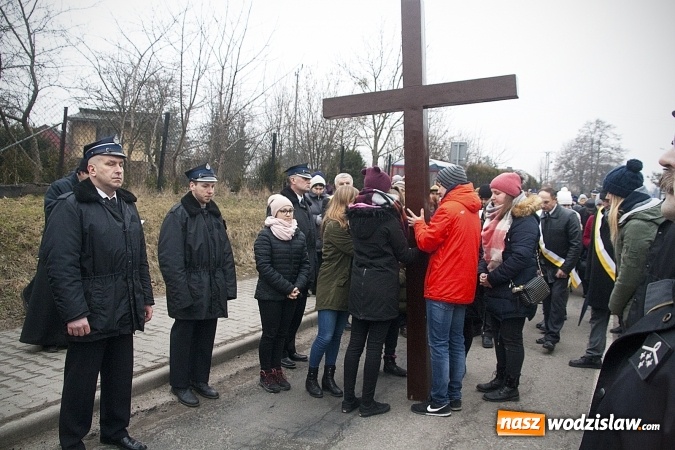 Zdjęcie w galerii na portalu naszwodzislaw.com: Do nieba z Ojcem Pio. Dziesiątki wiernych wzięło udział w Drodze Krzyżowej  wiadomości z regionu