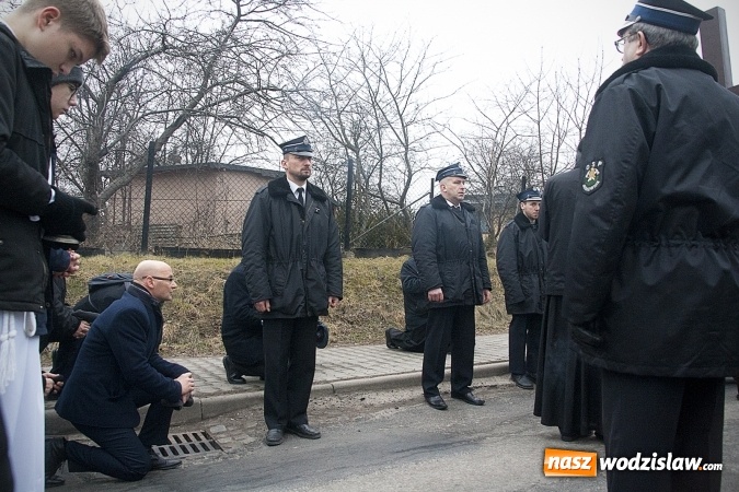 Zdjęcie w galerii na portalu naszwodzislaw.com: Do nieba z Ojcem Pio. Dziesiątki wiernych wzięło udział w Drodze Krzyżowej  wiadomości z regionu