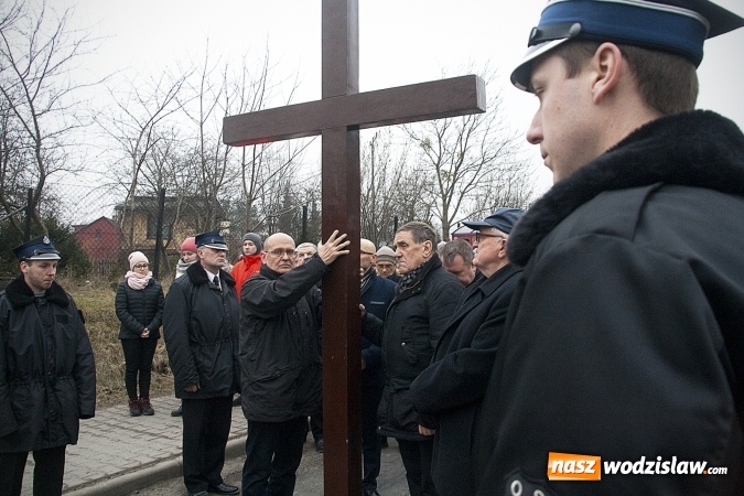 Zdjęcie w galerii na portalu naszwodzislaw.com: Do nieba z Ojcem Pio. Dziesiątki wiernych wzięło udział w Drodze Krzyżowej  wiadomości z regionu