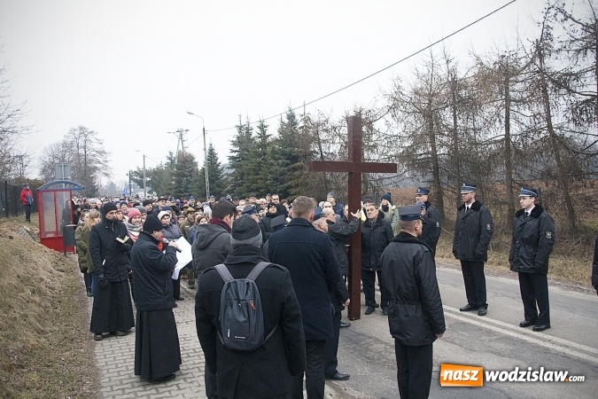 Zdjęcie w galerii na portalu naszwodzislaw.com: Do nieba z Ojcem Pio. Dziesiątki wiernych wzięło udział w Drodze Krzyżowej  wiadomości z regionu
