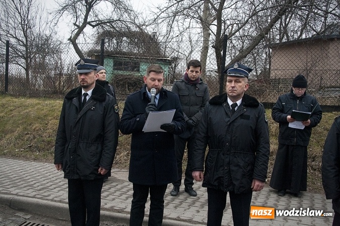 Zdjęcie w galerii na portalu naszwodzislaw.com: Do nieba z Ojcem Pio. Dziesiątki wiernych wzięło udział w Drodze Krzyżowej  wiadomości z regionu