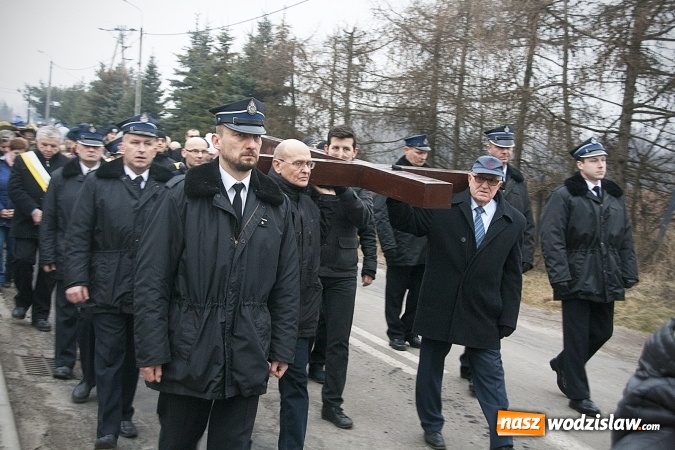 Zdjęcie w galerii na portalu naszwodzislaw.com: Do nieba z Ojcem Pio. Dziesiątki wiernych wzięło udział w Drodze Krzyżowej  wiadomości z regionu