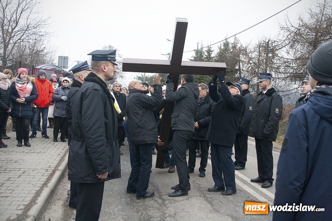 Zdjęcie w galerii na portalu naszwodzislaw.com: Do nieba z Ojcem Pio. Dziesiątki wiernych wzięło udział w Drodze Krzyżowej  wiadomości z regionu