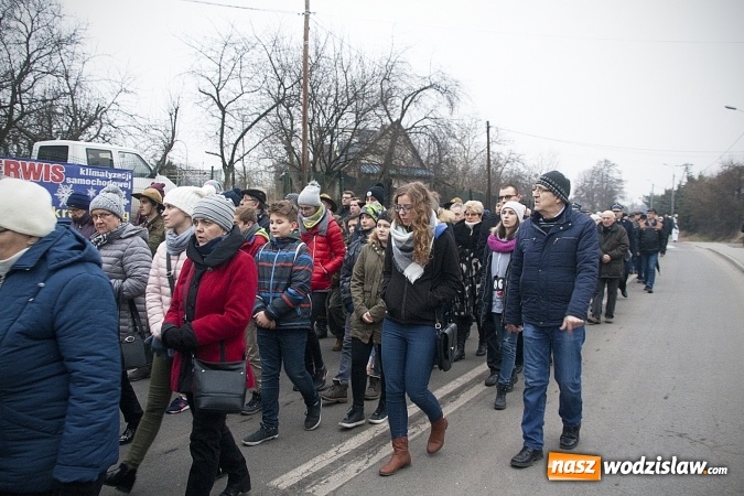 Zdjęcie w galerii na portalu naszwodzislaw.com: Do nieba z Ojcem Pio. Dziesiątki wiernych wzięło udział w Drodze Krzyżowej  wiadomości z regionu