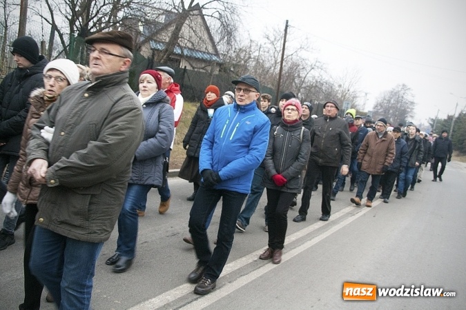 Zdjęcie w galerii na portalu naszwodzislaw.com: Do nieba z Ojcem Pio. Dziesiątki wiernych wzięło udział w Drodze Krzyżowej  wiadomości z regionu