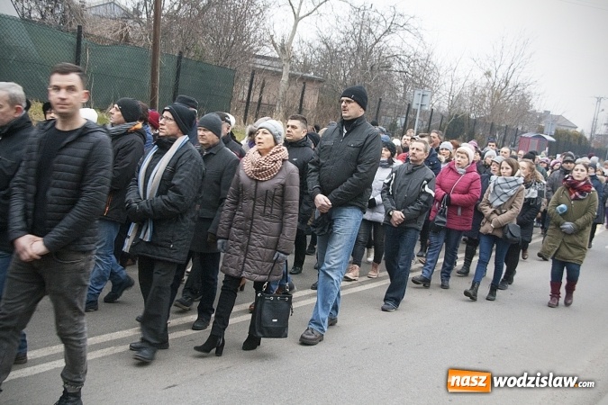 Zdjęcie w galerii na portalu naszwodzislaw.com: Do nieba z Ojcem Pio. Dziesiątki wiernych wzięło udział w Drodze Krzyżowej  wiadomości z regionu