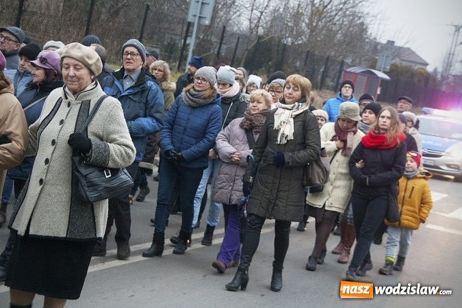 Zdjęcie w galerii na portalu naszwodzislaw.com: Do nieba z Ojcem Pio. Dziesiątki wiernych wzięło udział w Drodze Krzyżowej  wiadomości z regionu