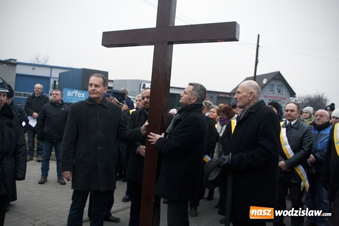 Zdjęcie w galerii na portalu naszwodzislaw.com: Do nieba z Ojcem Pio. Dziesiątki wiernych wzięło udział w Drodze Krzyżowej  wiadomości z regionu