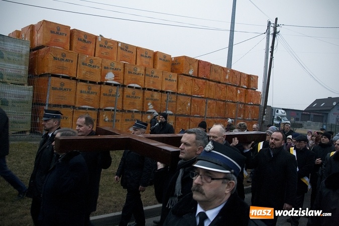 Zdjęcie w galerii na portalu naszwodzislaw.com: Do nieba z Ojcem Pio. Dziesiątki wiernych wzięło udział w Drodze Krzyżowej  wiadomości z regionu