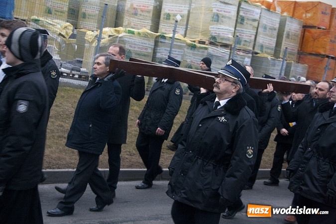 Zdjęcie w galerii na portalu naszwodzislaw.com: Do nieba z Ojcem Pio. Dziesiątki wiernych wzięło udział w Drodze Krzyżowej  wiadomości z regionu