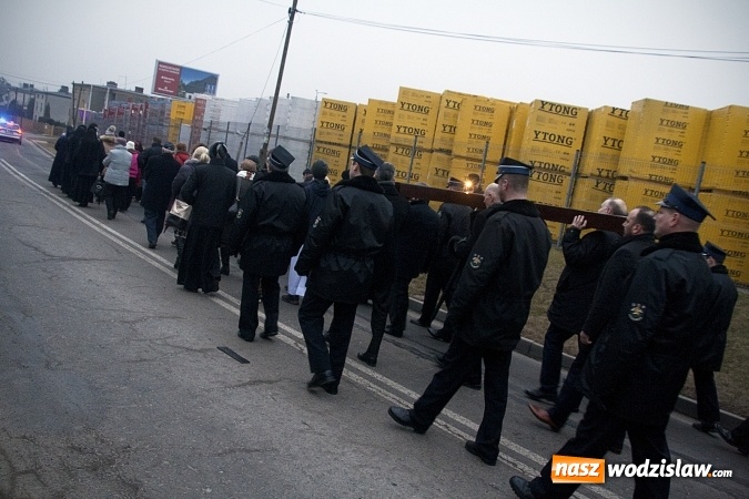 Zdjęcie w galerii na portalu naszwodzislaw.com: Do nieba z Ojcem Pio. Dziesiątki wiernych wzięło udział w Drodze Krzyżowej  wiadomości z regionu