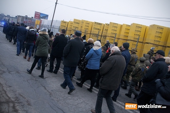 Zdjęcie w galerii na portalu naszwodzislaw.com: Do nieba z Ojcem Pio. Dziesiątki wiernych wzięło udział w Drodze Krzyżowej  wiadomości z regionu