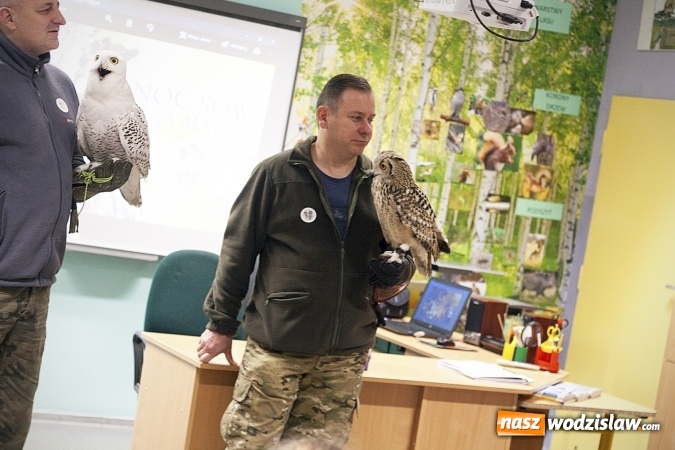 Zdjęcie w galerii na portalu naszwodzislaw.com: Niebywałe wydarzenie w rydułtowskiej placówce. Uczniowie spotkali się z sowami wiadomości z regionu