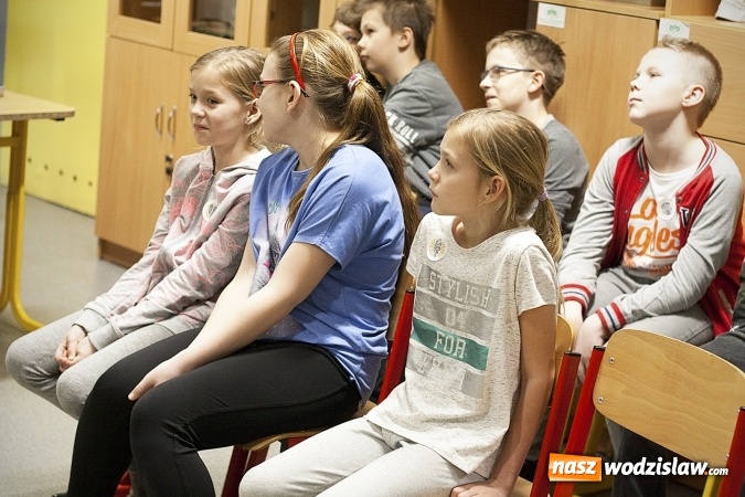 Zdjęcie w galerii na portalu naszwodzislaw.com: Niebywałe wydarzenie w rydułtowskiej placówce. Uczniowie spotkali się z sowami wiadomości z regionu