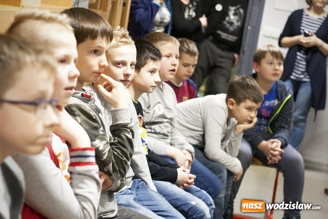 Zdjęcie w galerii na portalu naszwodzislaw.com: Niebywałe wydarzenie w rydułtowskiej placówce. Uczniowie spotkali się z sowami wiadomości z regionu