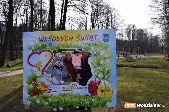 Zdjęcie w galerii na portalu naszwodzislaw.com: W Mszanie stanęła 15 metrowa palma wielkanocna  wiadomości z regionu
