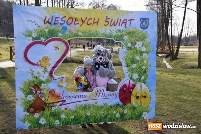 Zdjęcie w galerii na portalu naszwodzislaw.com: W Mszanie stanęła 15 metrowa palma wielkanocna  wiadomości z regionu
