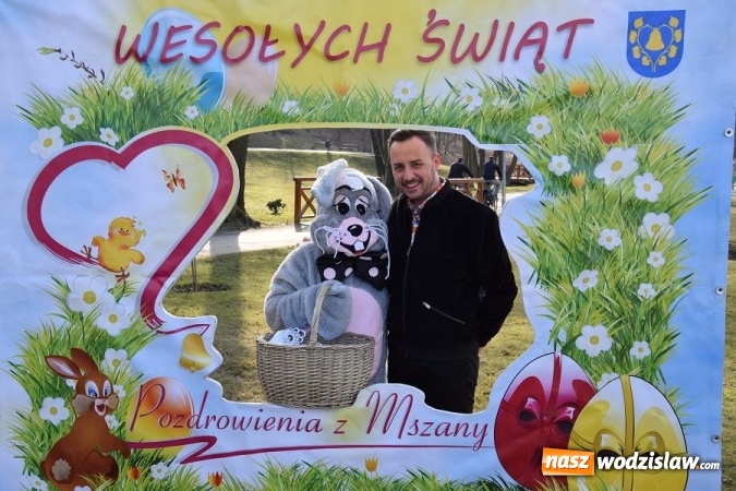 Zdjęcie w galerii na portalu naszwodzislaw.com: W Mszanie stanęła 15 metrowa palma wielkanocna  wiadomości z regionu