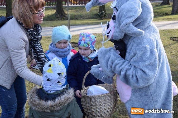 Zdjęcie w galerii na portalu naszwodzislaw.com: W Mszanie stanęła 15 metrowa palma wielkanocna  wiadomości z regionu
