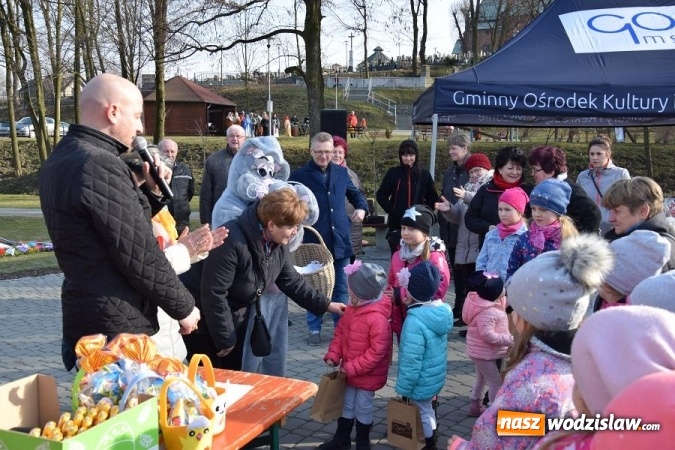 Zdjęcie w galerii na portalu naszwodzislaw.com: W Mszanie stanęła 15 metrowa palma wielkanocna  wiadomości z regionu