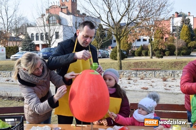 Zdjęcie w galerii na portalu naszwodzislaw.com: W Mszanie stanęła 15 metrowa palma wielkanocna  wiadomości z regionu