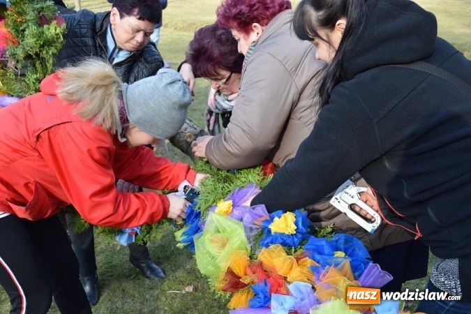 Zdjęcie w galerii na portalu naszwodzislaw.com: W Mszanie stanęła 15 metrowa palma wielkanocna  wiadomości z regionu