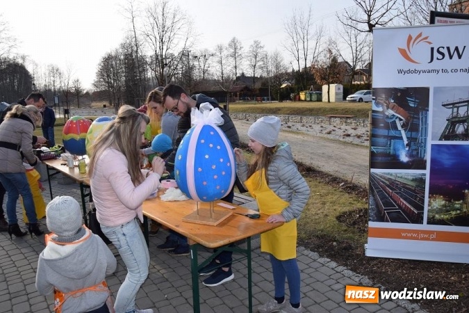 Zdjęcie w galerii na portalu naszwodzislaw.com: W Mszanie stanęła 15 metrowa palma wielkanocna  wiadomości z regionu