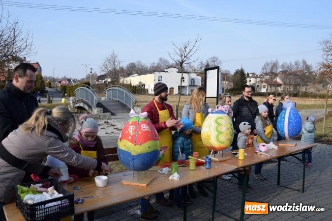 Zdjęcie w galerii na portalu naszwodzislaw.com: W Mszanie stanęła 15 metrowa palma wielkanocna  wiadomości z regionu