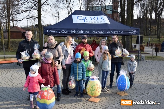 Zdjęcie w galerii na portalu naszwodzislaw.com: W Mszanie stanęła 15 metrowa palma wielkanocna  wiadomości z regionu