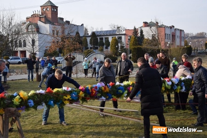 Zdjęcie w galerii na portalu naszwodzislaw.com: W Mszanie stanęła 15 metrowa palma wielkanocna  wiadomości z regionu