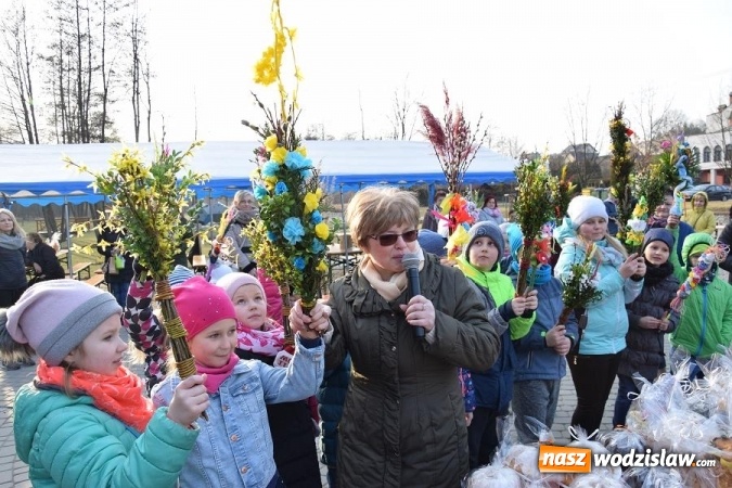 Zdjęcie w galerii na portalu naszwodzislaw.com: W Mszanie stanęła 15 metrowa palma wielkanocna  wiadomości z regionu