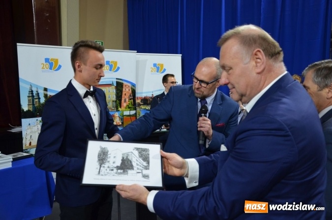 Zdjęcie w galerii na portalu naszwodzislaw.com: 70 tys. złotych na 70-lecie szkoły. Powiat ufundował nagrodę rydułtowskiemu liceum  wiadomości z regionu