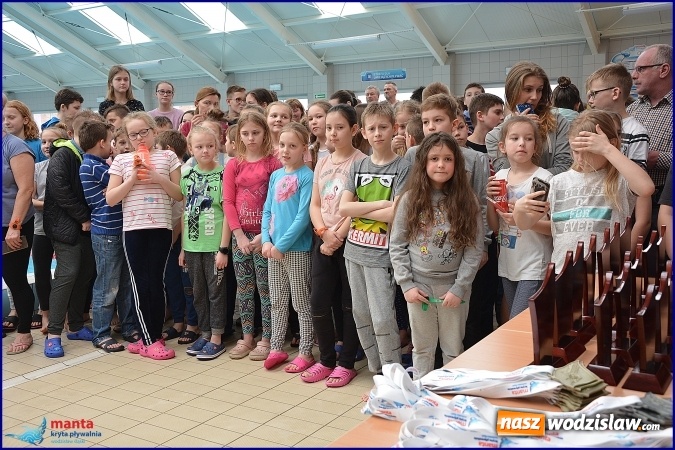 Zdjęcie w galerii na portalu naszwodzislaw.com: Wielka rywalizacja na wodzisławskim basenie, czyli finał zawodów pływackich. WYNIKI  wiadomości z regionu