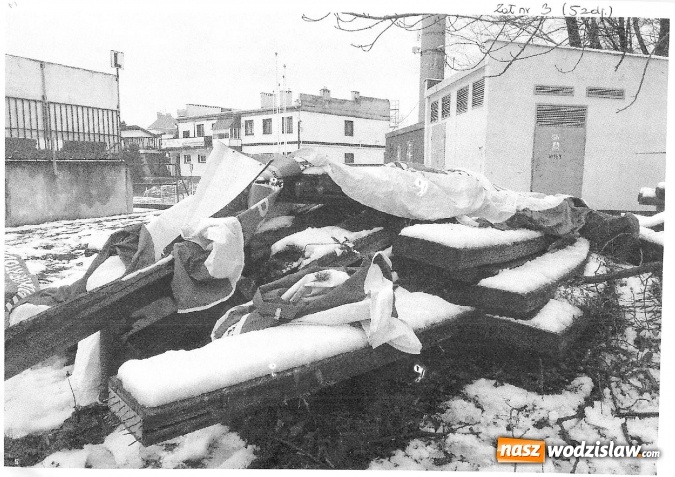 Zdjęcie w galerii na portalu naszwodzislaw.com: Źle zabezpieczony materiał po wyburzonej muszli koncertowej. Afera na sesji Rady Miasta. ZDJĘCIA  wiadomości z regionu