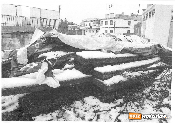 Zdjęcie w galerii na portalu naszwodzislaw.com: Źle zabezpieczony materiał po wyburzonej muszli koncertowej. Afera na sesji Rady Miasta. ZDJĘCIA  wiadomości z regionu