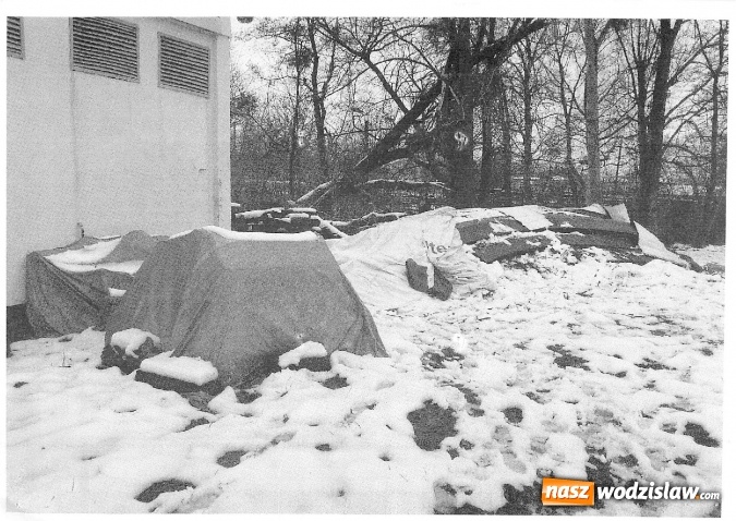 Zdjęcie w galerii na portalu naszwodzislaw.com: Źle zabezpieczony materiał po wyburzonej muszli koncertowej. Afera na sesji Rady Miasta. ZDJĘCIA  wiadomości z regionu