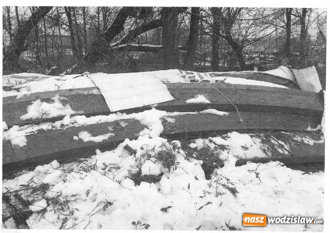 Zdjęcie w galerii na portalu naszwodzislaw.com: Źle zabezpieczony materiał po wyburzonej muszli koncertowej. Afera na sesji Rady Miasta. ZDJĘCIA  wiadomości z regionu