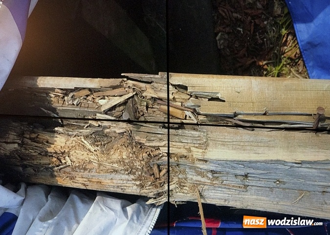 Zdjęcie w galerii na portalu naszwodzislaw.com: Źle zabezpieczony materiał po wyburzonej muszli koncertowej. Afera na sesji Rady Miasta. ZDJĘCIA  wiadomości z regionu