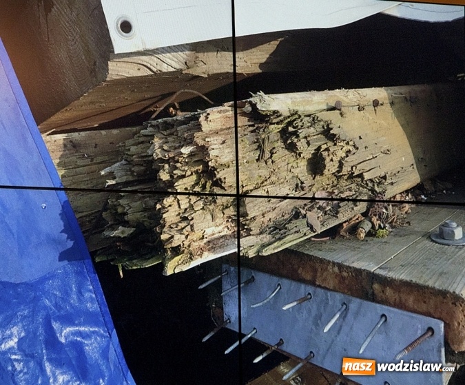 Zdjęcie w galerii na portalu naszwodzislaw.com: Źle zabezpieczony materiał po wyburzonej muszli koncertowej. Afera na sesji Rady Miasta. ZDJĘCIA  wiadomości z regionu