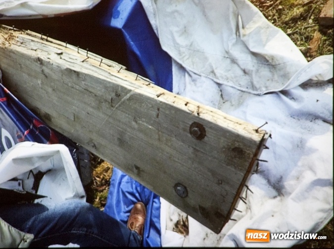 Zdjęcie w galerii na portalu naszwodzislaw.com: Źle zabezpieczony materiał po wyburzonej muszli koncertowej. Afera na sesji Rady Miasta. ZDJĘCIA  wiadomości z regionu