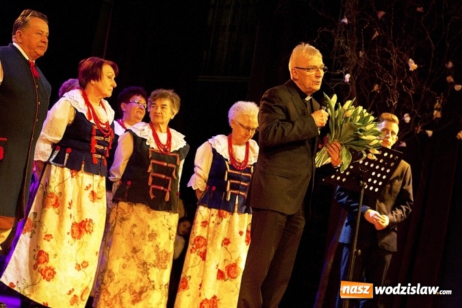 Zdjęcie w galerii na portalu naszwodzislaw.com: Ks. Jerzy Szymik już oficjalnie honorowym obywatelem miasta Pszów. ZDJĘCIA  wiadomości z regionu