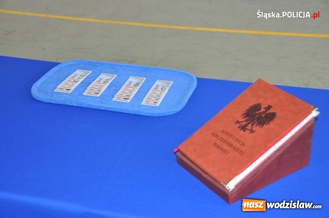 Zdjęcie w galerii na portalu naszwodzislaw.com: Śląski garnizon zasiliło dwudziestu nowych policjantów. Kiedy kolejny nabór do służby? wiadomości z regionu