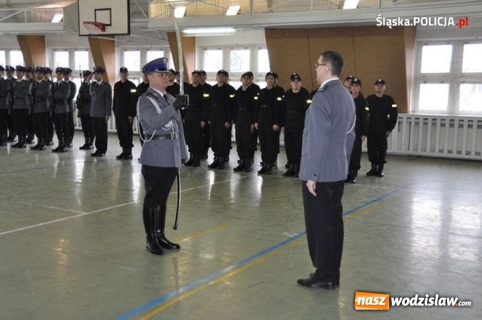 Zdjęcie w galerii na portalu naszwodzislaw.com: Śląski garnizon zasiliło dwudziestu nowych policjantów. Kiedy kolejny nabór do służby? wiadomości z regionu