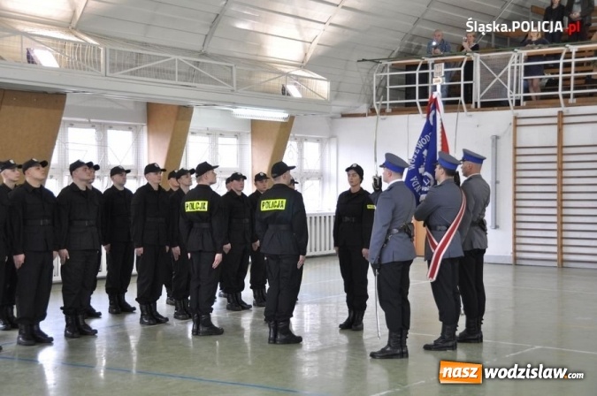 Zdjęcie w galerii na portalu naszwodzislaw.com: Śląski garnizon zasiliło dwudziestu nowych policjantów. Kiedy kolejny nabór do służby? wiadomości z regionu