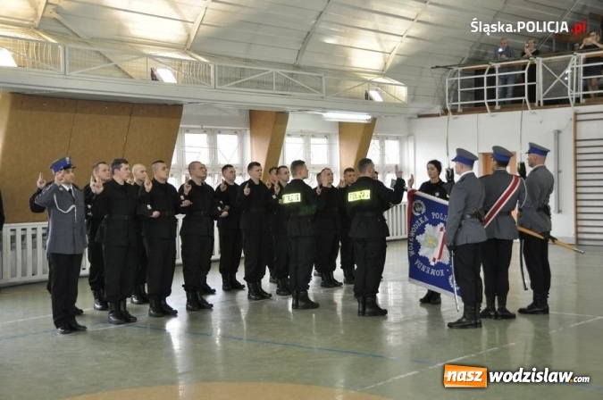 Zdjęcie w galerii na portalu naszwodzislaw.com: Śląski garnizon zasiliło dwudziestu nowych policjantów. Kiedy kolejny nabór do służby? wiadomości z regionu