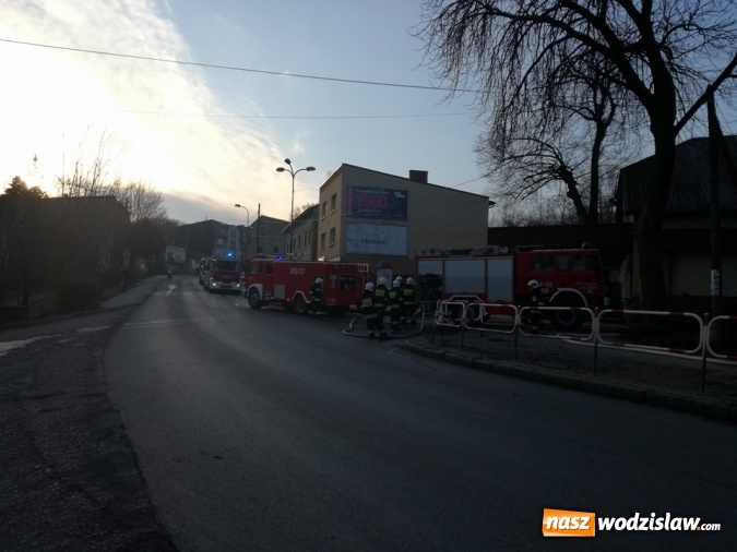 Zdjęcie w galerii na portalu naszwodzislaw.com: Pszów: Pożar budynku po byłej cechowni. Akcja gaszenia trwała około 11 godzin! wiadomości z regionu